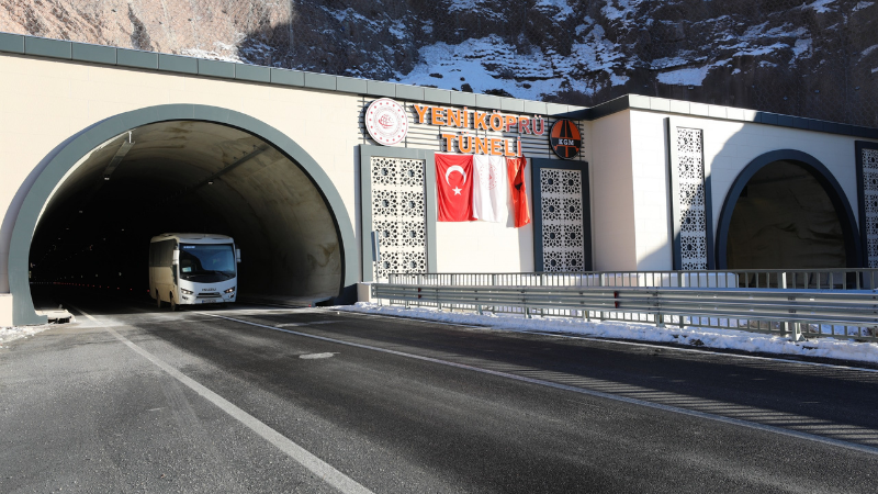 Hakkari-Yüksekova yolundaki Yeniköprü Tüneli trafiğe açıldı: Seyahat süresi 40 dakikadan 22 dakikaya indi