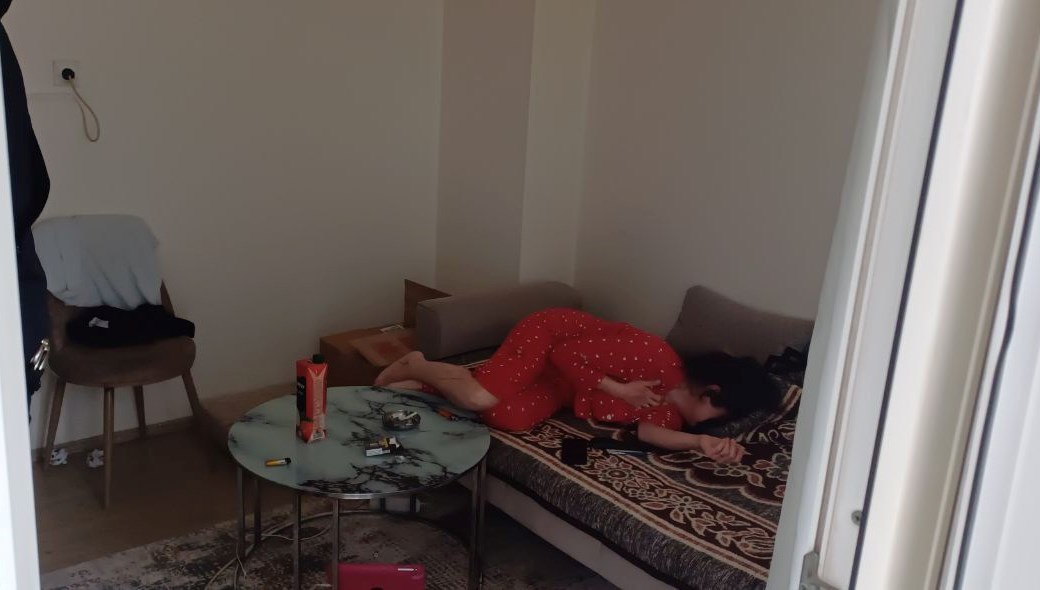 Birlikte yaşadığı kadına dehşeti yaşattı