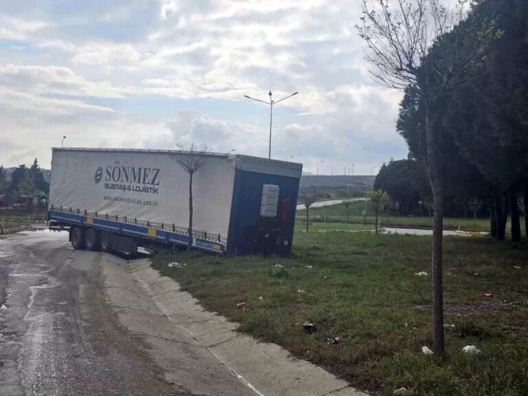 canakkalede-tir-dorsesi-yolda-kaldi-Xmn6Dj4Z.jpg